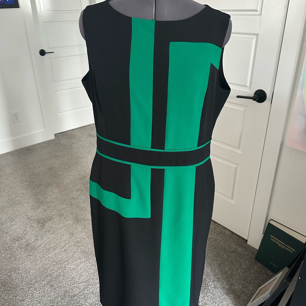 Jones Studio Black and Green Sleeveless Sheath Dress